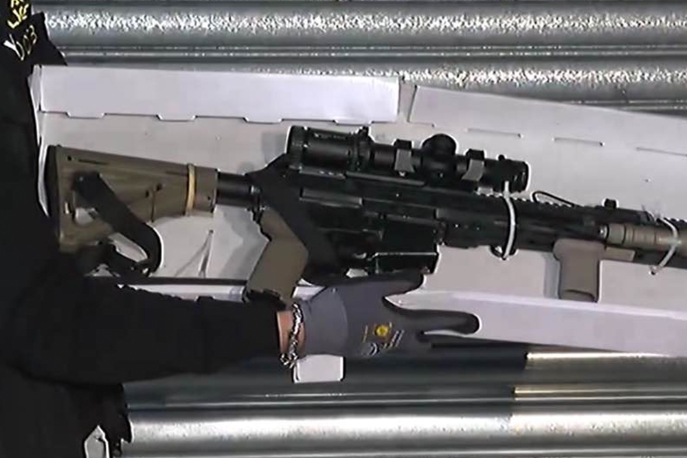 港警搜獲一支AR-15自動步槍及逾2百發子彈（TVB新聞截圖）