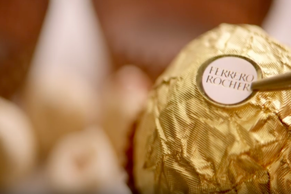 義大利知名的金莎巧克力，生產線爆出僱用童工的人權危機。（取自Youtube）