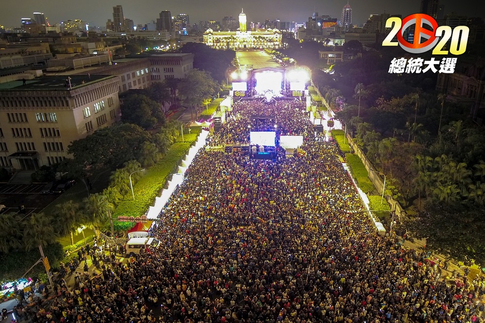 凱道「閃靈台灣大凱旋」演唱會，擠滿了熱情參與演唱會的年輕人。（圖片由林昶佐立委辦公室提供）
