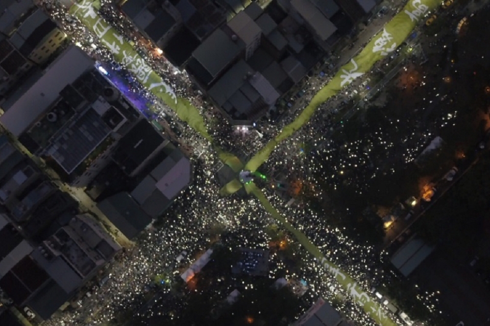 罷韓遊行從下午2點開始，入夜後，民眾開啟手機的手電筒功能，照亮高雄市。（主辦提供）