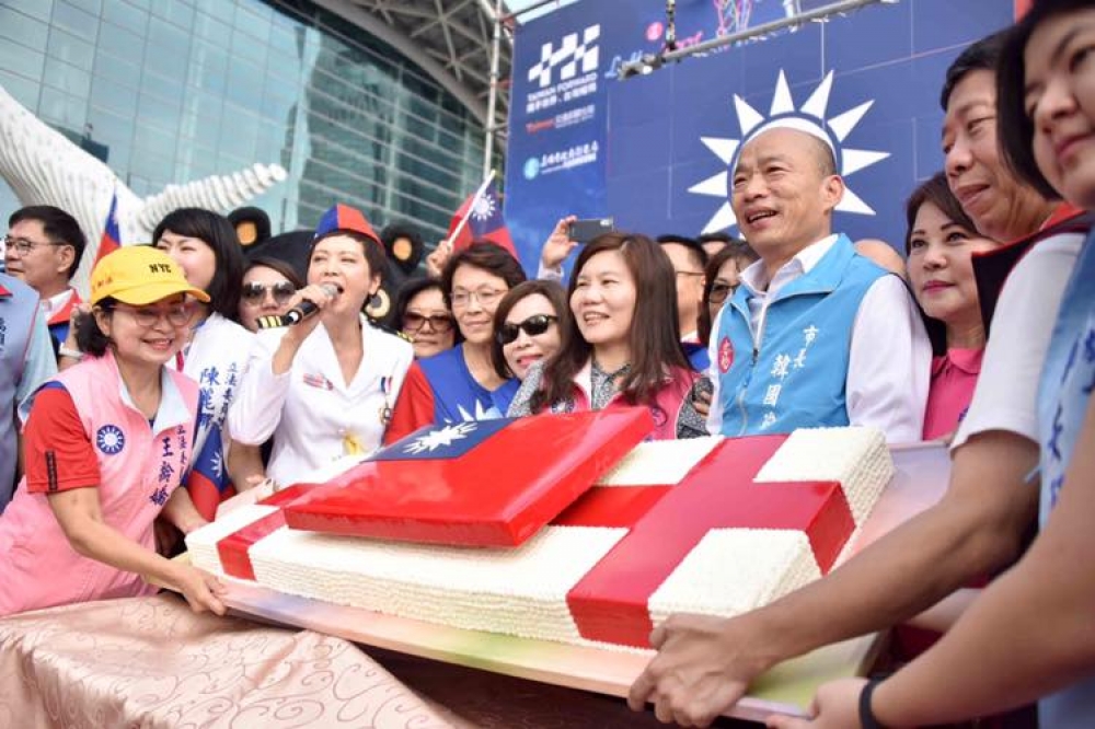 韓國瑜確定2020元旦將在台南舉辦升旗儀式，展現打破台南「綠意盎然」的決心，並力求台南的選票。去年韓國瑜在高雄舉辦元旦升旗。（取自韓國瑜臉書）