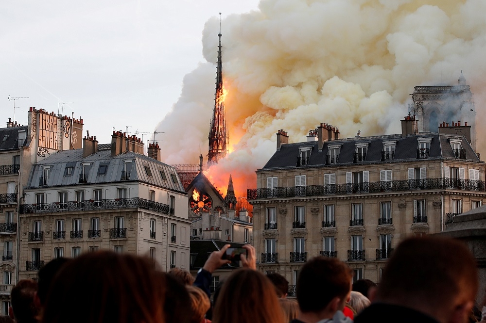 《路透》2019年度百大照片：法國巴黎聖母院失火。（湯森路透）