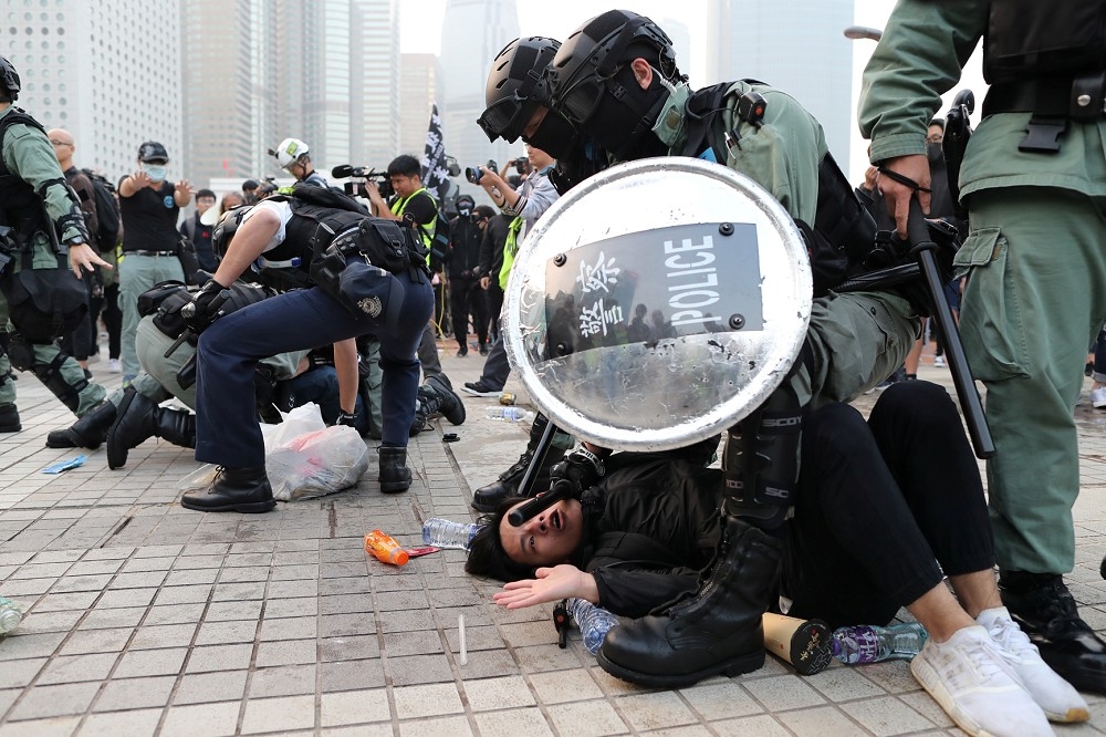 港警在反送中運動中已拘捕6105人，到9月底為止，香港在監服刑者則只有5739人，而大量被捕者下落何方，外界不得而知。（湯森路透）