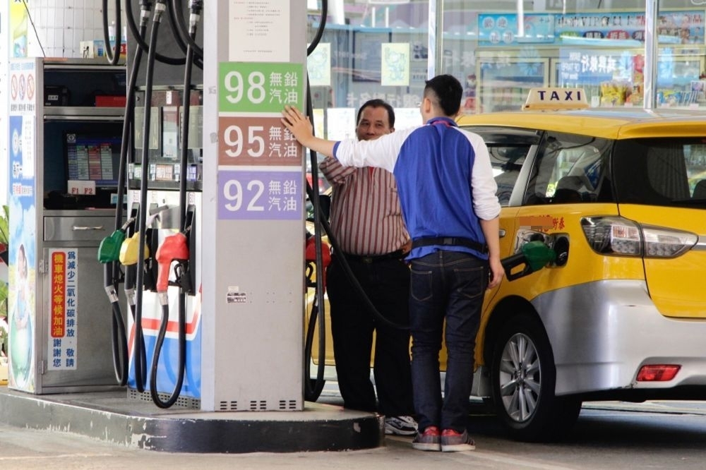 經濟部長沈榮津23日表示，春節期間天然氣價及各式汽、柴油價皆不調漲，讓民眾好過年。（資料照片／李隆揆攝）