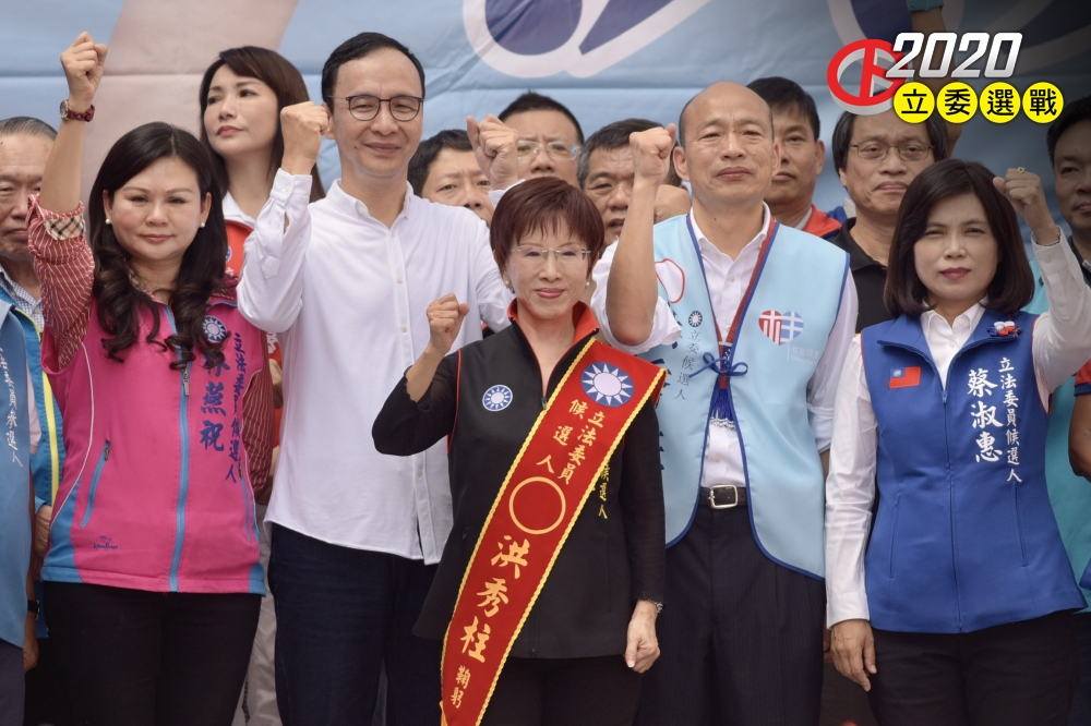 台南6選區立委候選人洪秀柱（中）遭基進黨質疑是國民黨內的「吳斯懷們」。（資料照片／張哲偉攝）