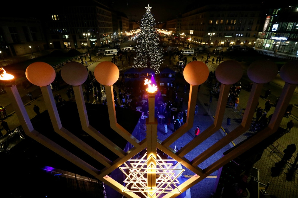 猶太光明節的大型燭台、和耶誕樹並列在柏林布蘭登堡門之前。（湯森路透）