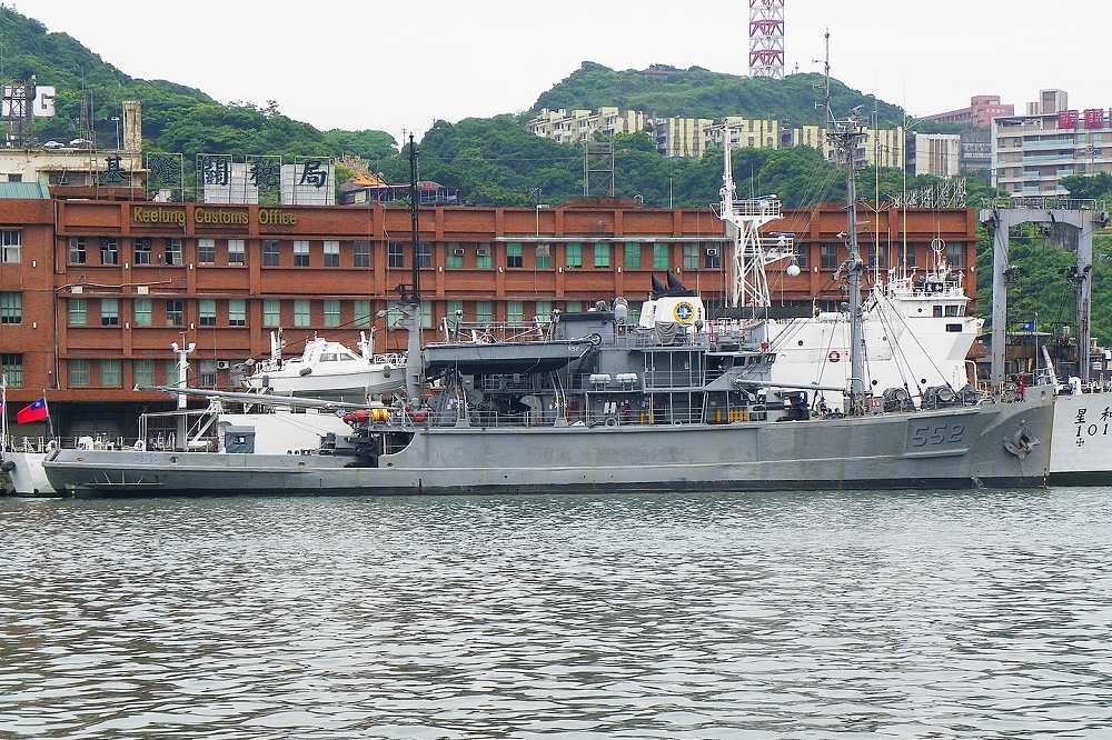 海軍「安海計畫」建造新型救難艦原型艦，據指出，該艦規劃配置潛水鐘及ROV水下遙控載具系統，將可提升海軍在深海救援的能量；圖為國軍現役救難艦大湖號。（維基百科）