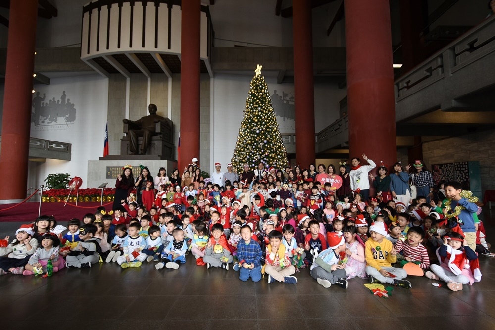 國父紀念館首次邀請臺北市光復國小幼兒園小朋友136人在大廳銅像耶誕樹旁報佳音。(國父紀念館提供)