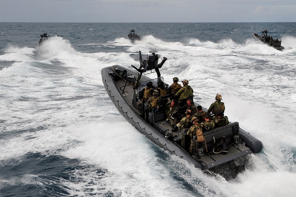 海軍加化陸戰隊特勤隊特種作戰與反恐反劫持能量，原計劃2017年籌建18艘特種作戰突擊艇及成功級軍艦上8艘硬殼充氣艇採購案，延到2020年1月中開標。圖為美軍現役特種部隊使用的US 11M NSW RIB突擊艇。（取自美國海戰隊官網）