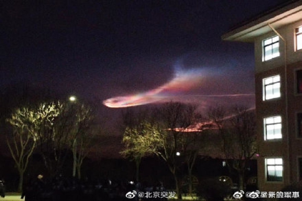 中國北方遼寧大連、北京、山西大同等地23日凌晨上空驚現奇特雲彩。（新浪軍事微博）