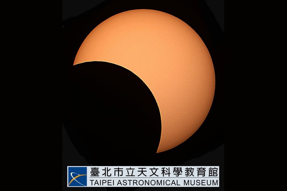 氣象局以台北市為例，26日中午12時44分38秒開始「初虧」，可見日面的右下側邊緣逐漸被月面遮掩而出現缺角。（取自台北市立天文教育館官網）