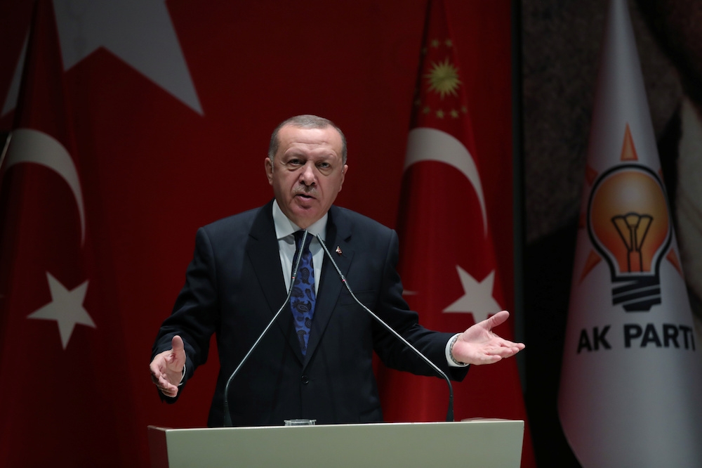 土耳其總統艾爾多安（Recep Tayyip Erdogan）政府，稱維基百科指控土國與恐怖組織有染是抹黑，因此封鎖該網站。（湯森路透）