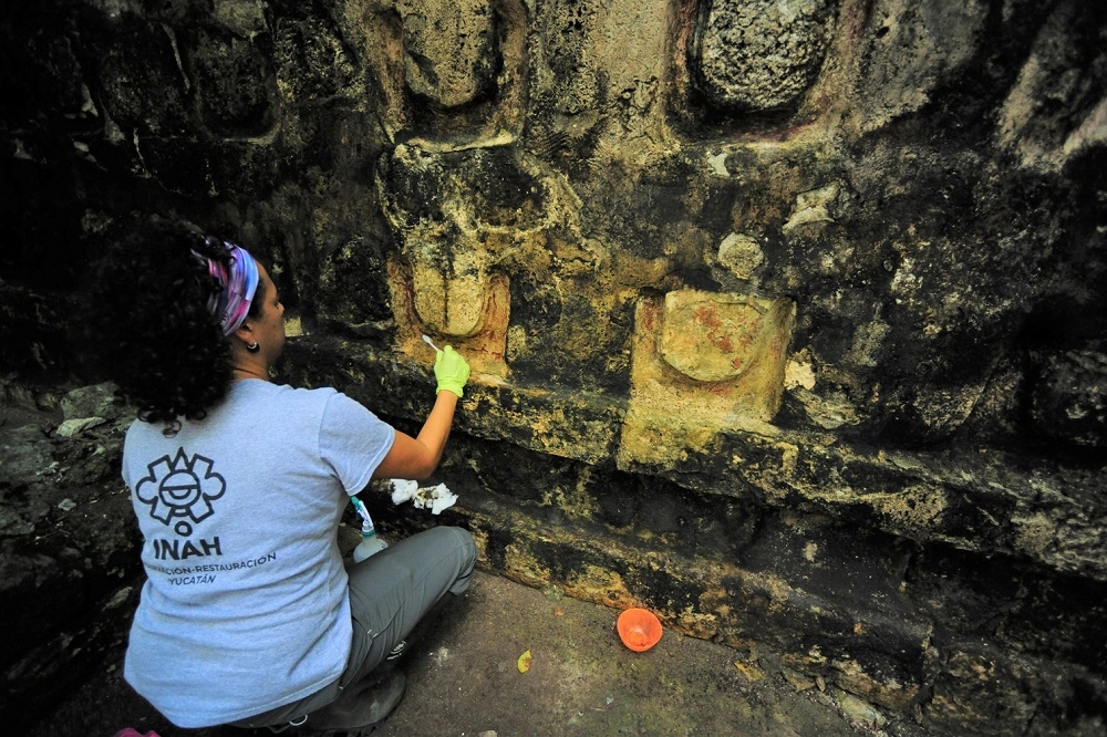 一名考古人員24日清理在墨西哥發現的馬雅遺跡。（湯森路透）