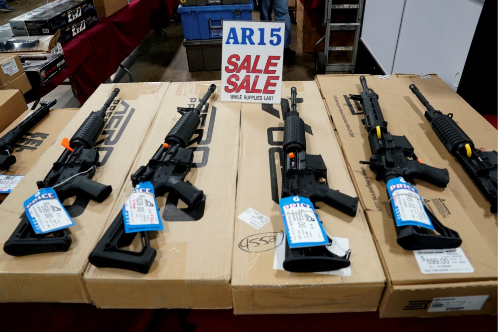 擁槍權牽扯利益和憲法解釋問題，一直是美國當地最難解的「議題」。圖片銷售中的AR-15步槍。（湯森路透）