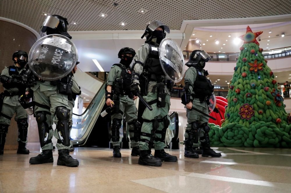 香港商場耶誕樹旁的警察。（湯森路透）