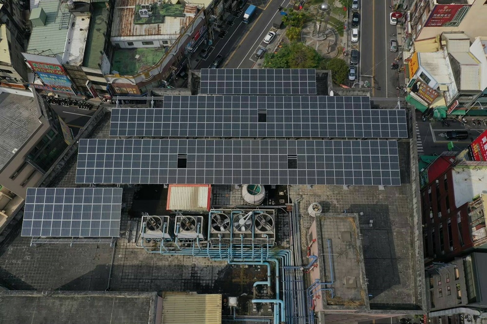 土銀員林分行設置屋頂型太陽能發電系統，建置252片高效能面板，年發電128,500度 ，年減排碳量81.88噸（臺灣土地銀行提供）