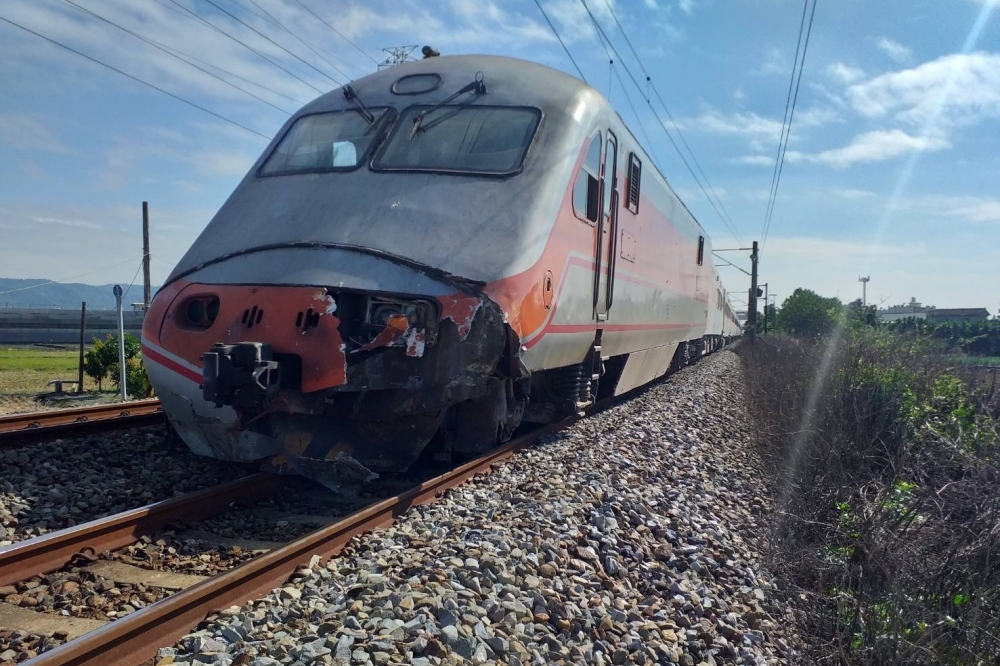 台鐵118次自強號列車撞及一台堆高機，造成列車機車1、2軸出軌事故，幸無人傷亡。（台鐵提供）