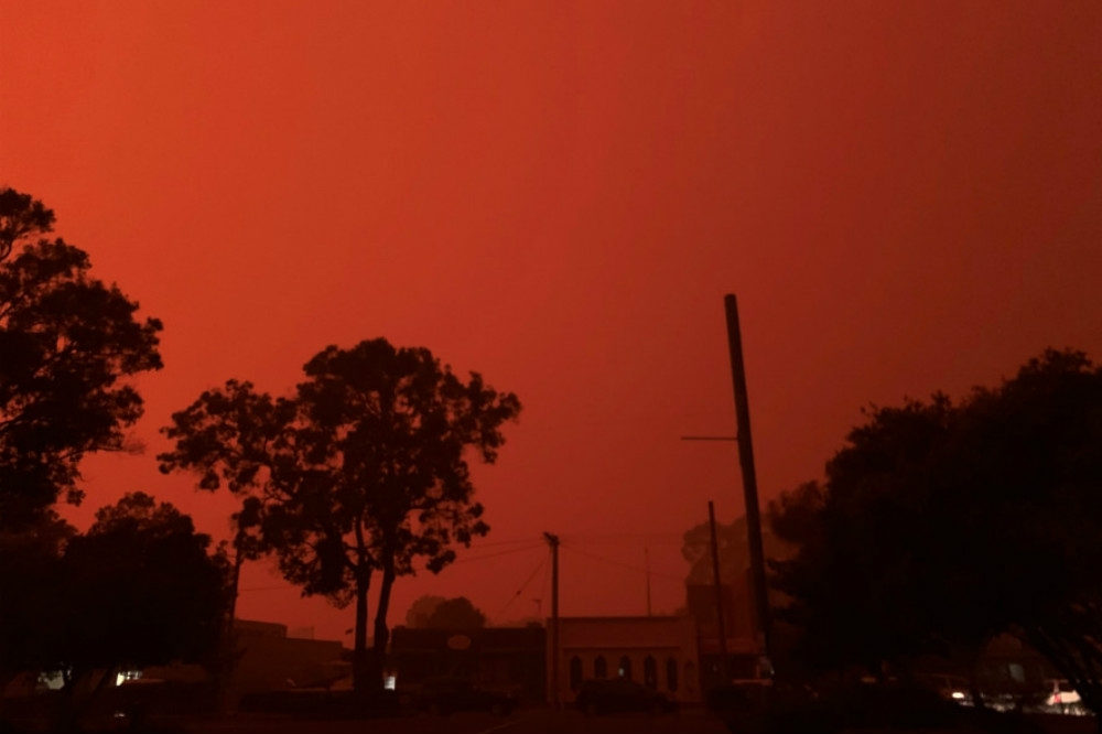 澳洲東南渡假區馬拉庫塔（Mallacoota），受到森林大火影響，整個天空呈現血紅色狀態。（湯森路透）