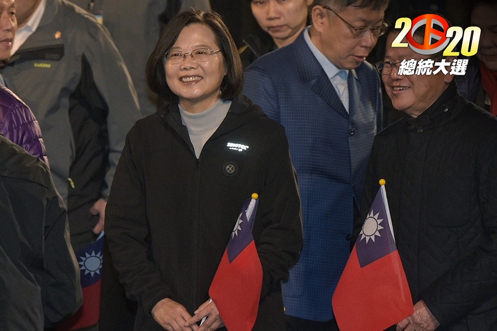 蔡英文總統手持中華民國國旗，參與總統府前1日的元旦升旗典禮。（台北市攝影記者聯誼會提供）
