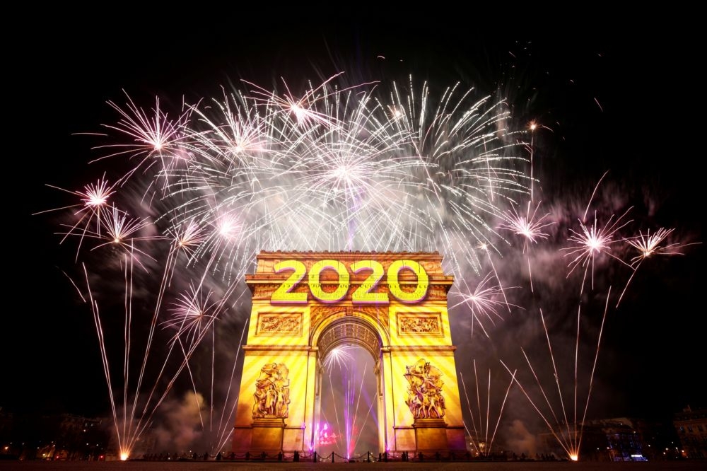 法國巴黎凱旋門的2019年跨年煙火。（湯森路透）