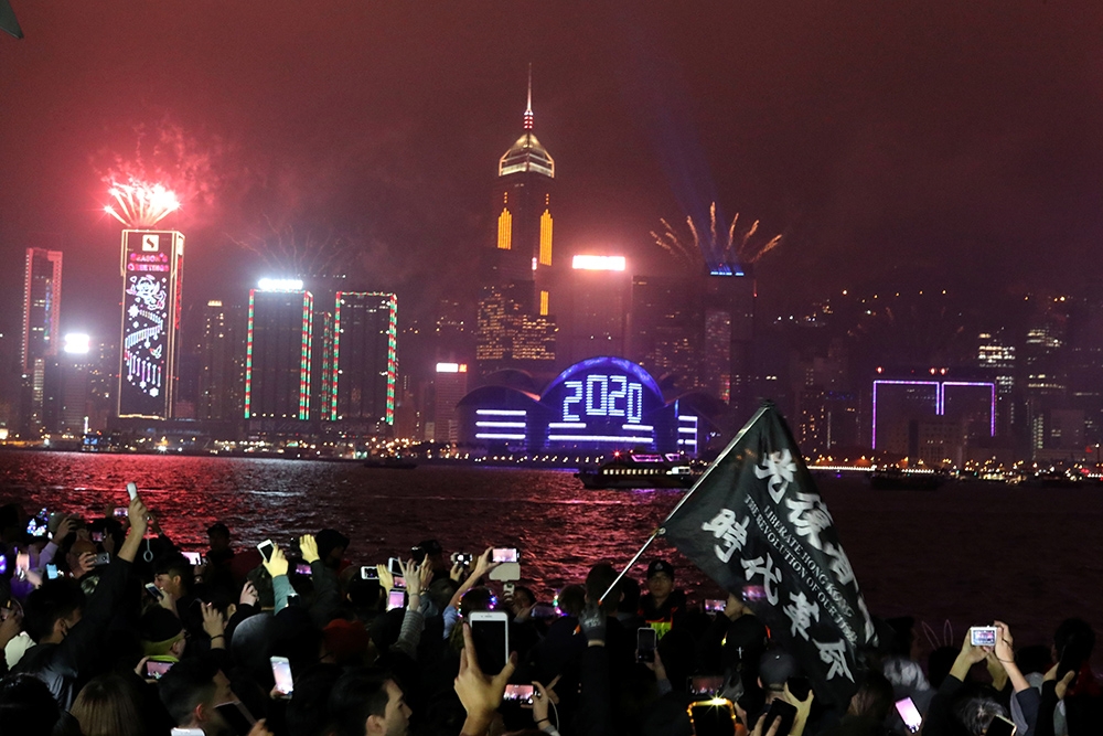 香港人在慶祝新一年的同時，繼續抗議爭取五大訴求。（湯森路透）