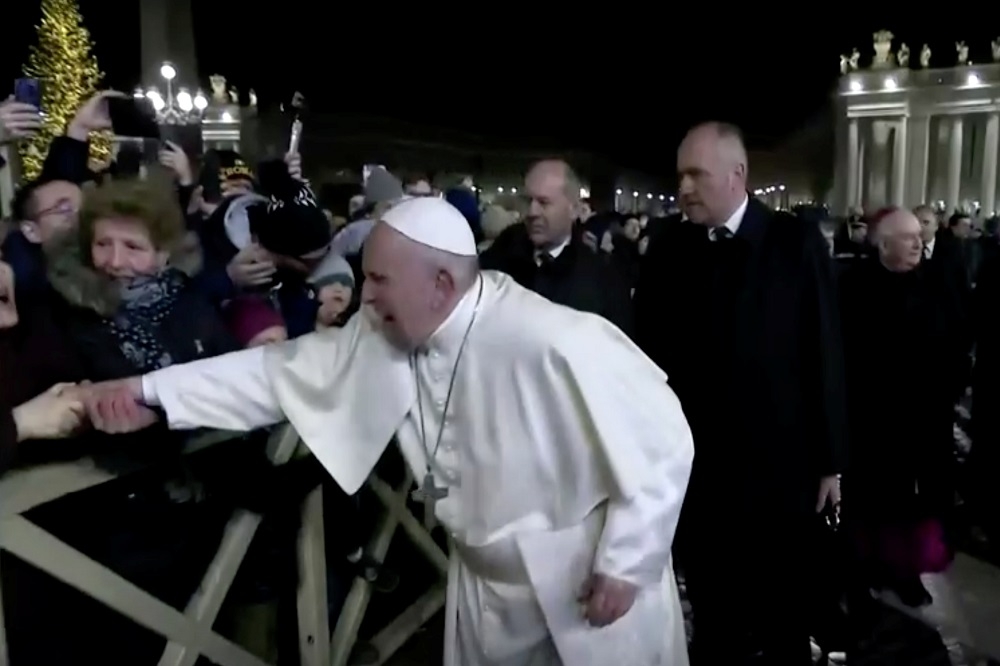 天主教教宗方濟各（Pope Francis）12月31日在梵蒂岡聖伯多祿廣場遭到信徒拉扯。（湯森路透）