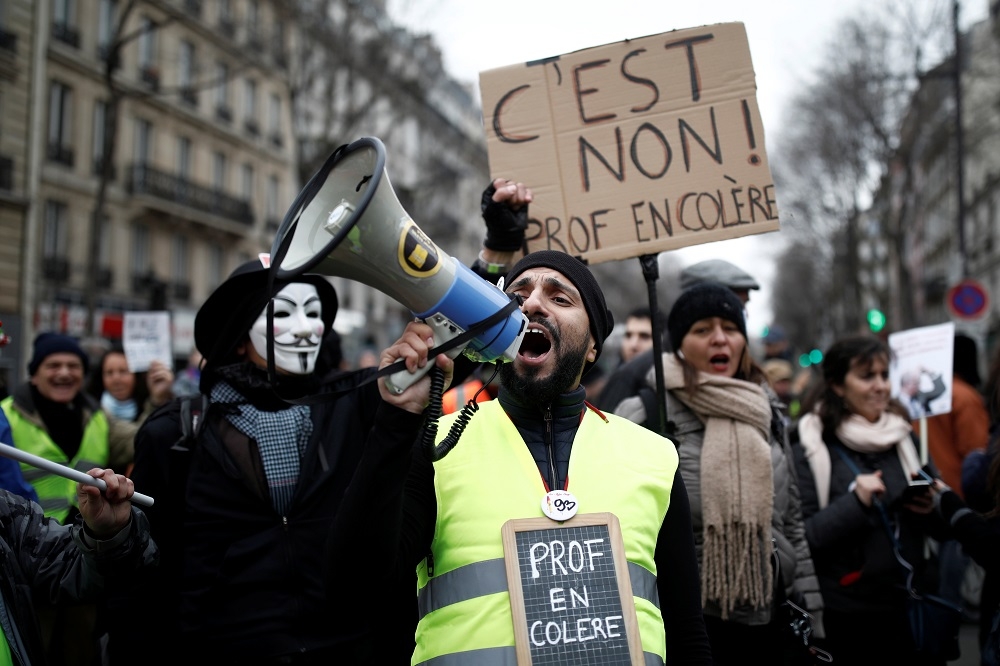 法國政府提出年金改革計畫，引發民眾與工會不滿抗議。（湯森路透）