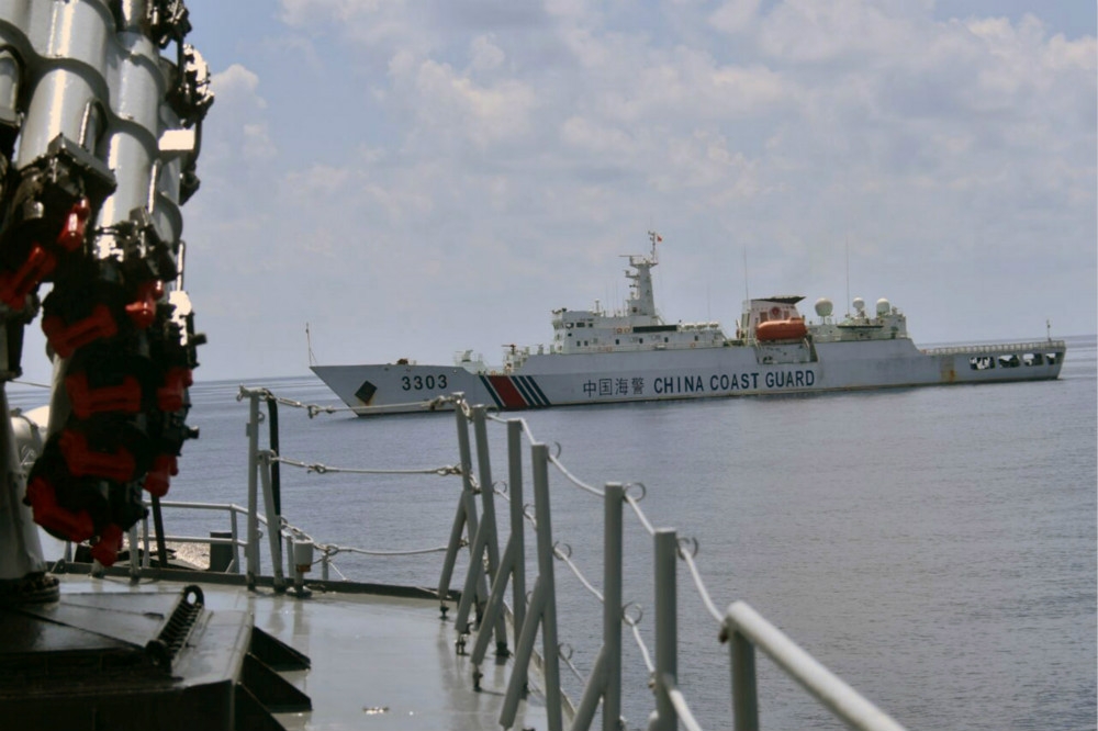 一艘中國海警船隻駛近印尼納土納群島海域。（資料照片，湯森路透）