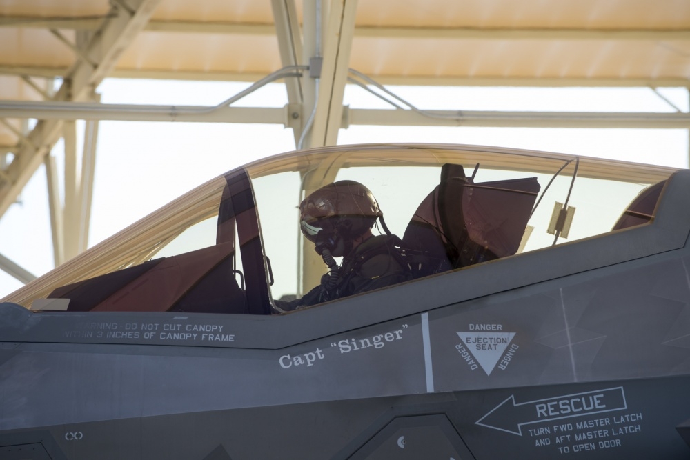 正在進行起飛最後準備的美軍F-35A戰機飛行員。（圖片取自美軍DVIDs系統）