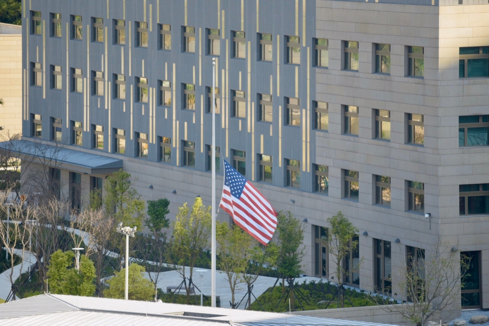 蔡英文總統2日宣布國防相關部門降半旗3天，美國在台協會3日也降半旗以表悼念。（張哲偉攝）