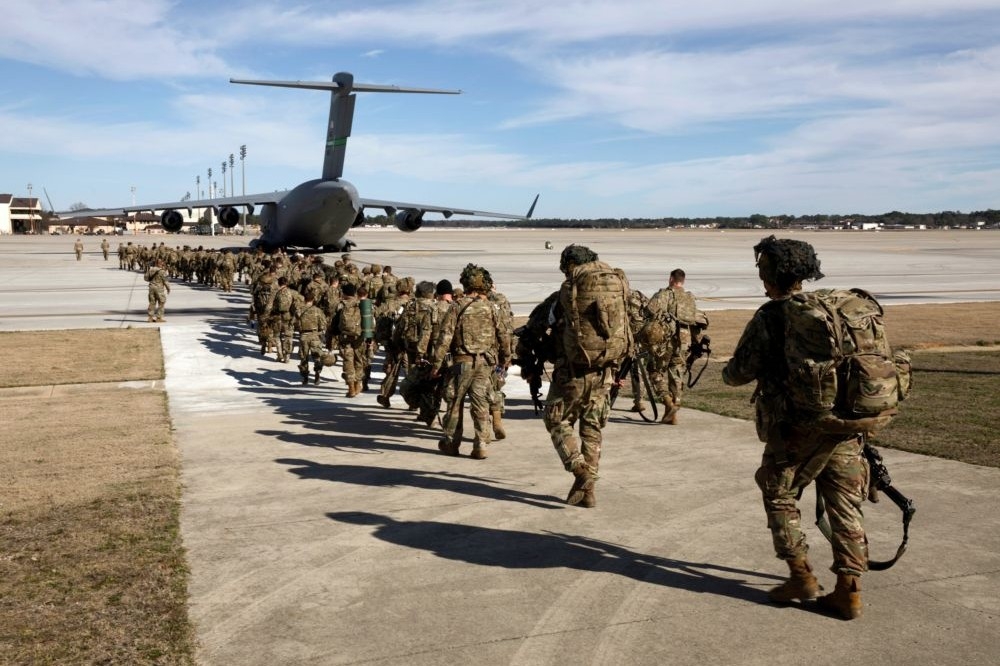 美國陸軍第82空降師2日準備搭乘C-17A運輸機前往科威特。（湯森路透）