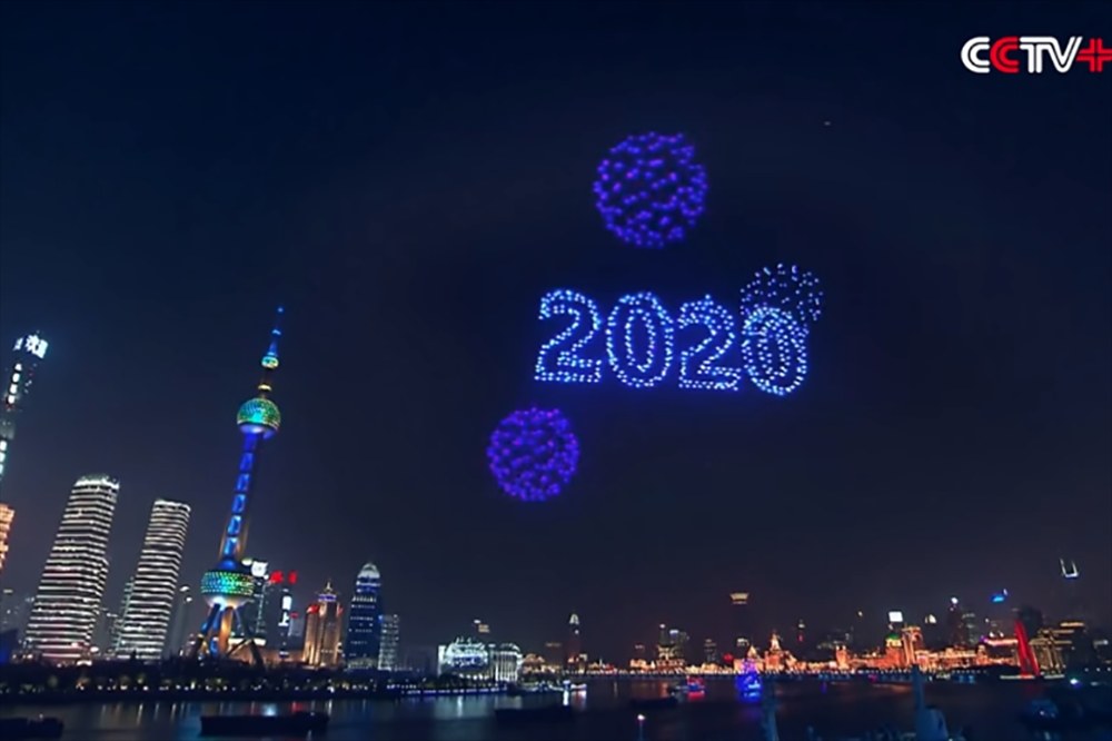 上海2000部無人機燈光秀被揭是預錄片。（翻攝CCTV）