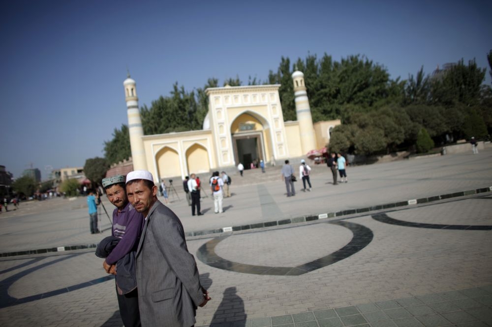 新疆喀什噶爾清真寺外的維吾爾族人。（湯森路透）