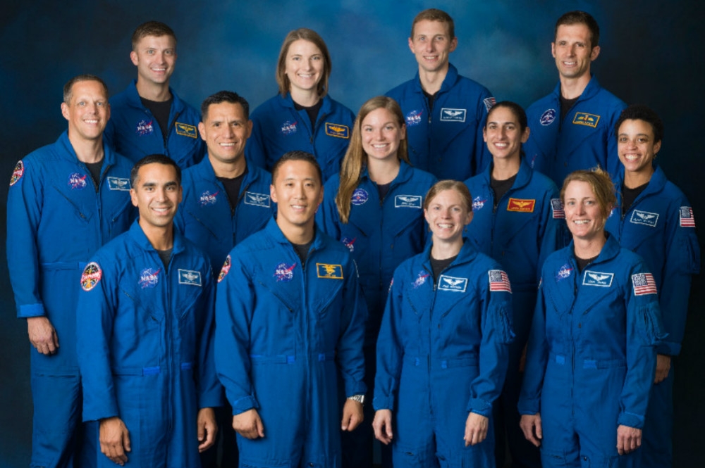 歷經2年訓練後、美國新「阿提米絲計畫」首批13名太空人畢業。（圖片取自NASA官網）