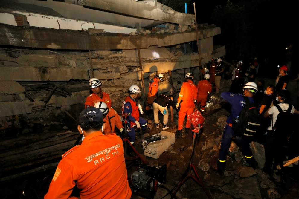 柬埔寨軍警和救難人員持續在樓塌處進行生還者搶救任務。（湯森路透）