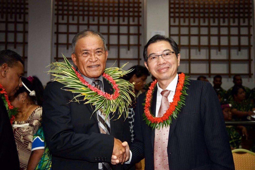 我國駐馬紹爾群島共和國大使蕭勝中（右）在馬國國會開議選出新總統後，向新任總統柯布亞（David_Kabua)祝賀，雙方重申臺馬邦誼穩固，將強化各領域的合作交流。（外交部提供）