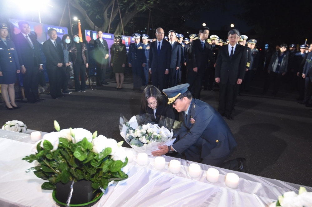 黑鷹直升機空難這起事故，據了解，在運送殉職將士遺體返回台北前，，對遺體身分未詳實核對，以致在三總懷遠廳迎靈時，殉職的情次室助次洪鴻鈞少將被迎靈兩次。圖為蔡總統到台北賓館向殉職將士致意點燈。(台北市記者聯誼會提供)
