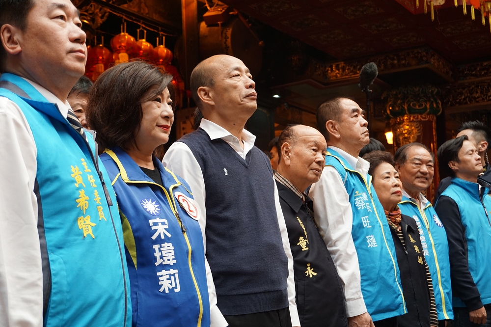 國民黨總統候選人韓國瑜7日赴基隆慶安宮參拜，由慶安宮主委童永親自接待。（王良博攝）