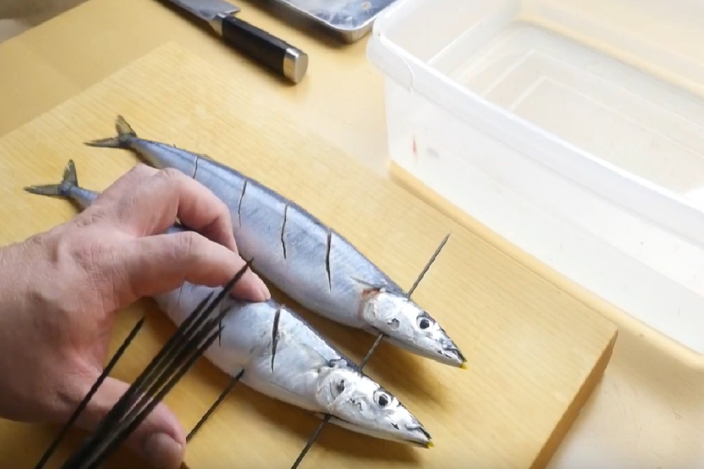 秋刀魚是日本料理中最具代表性的秋季食材之一。（取自Youtube）
