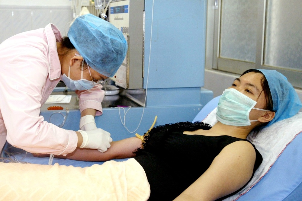 圖為2003年中國的SARS病患接受抽血檢查。（湯森路透）