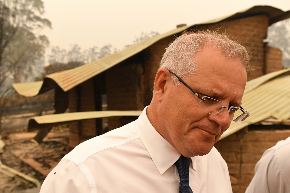 澳洲總理莫里森因解決大火危機不當備受抨擊。（湯森路透）