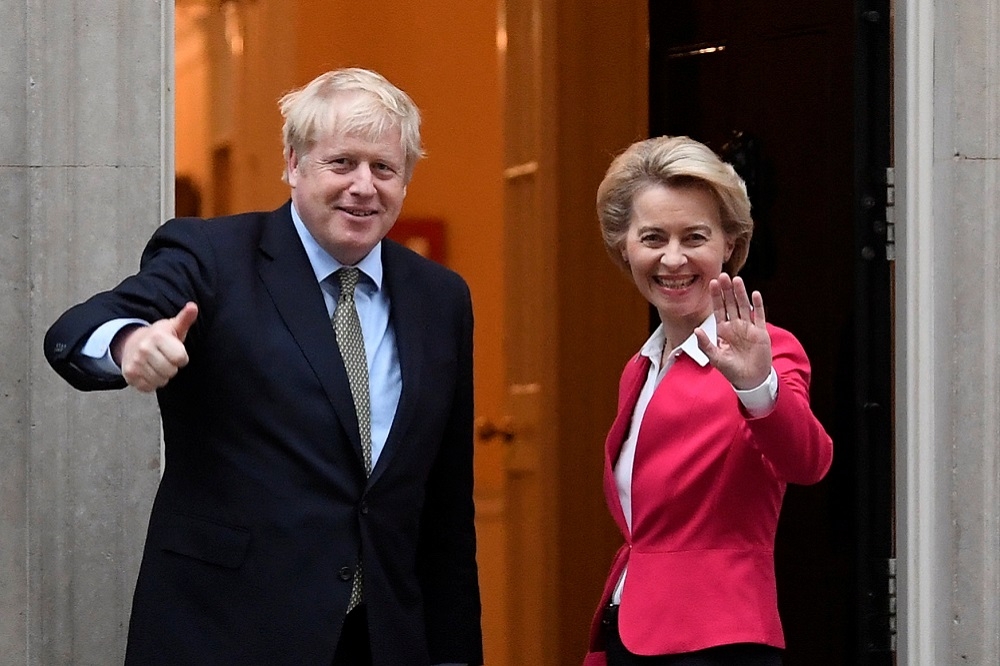 英國首相強森8日與歐盟執委會主席范德賴恩見面。（湯森路透）