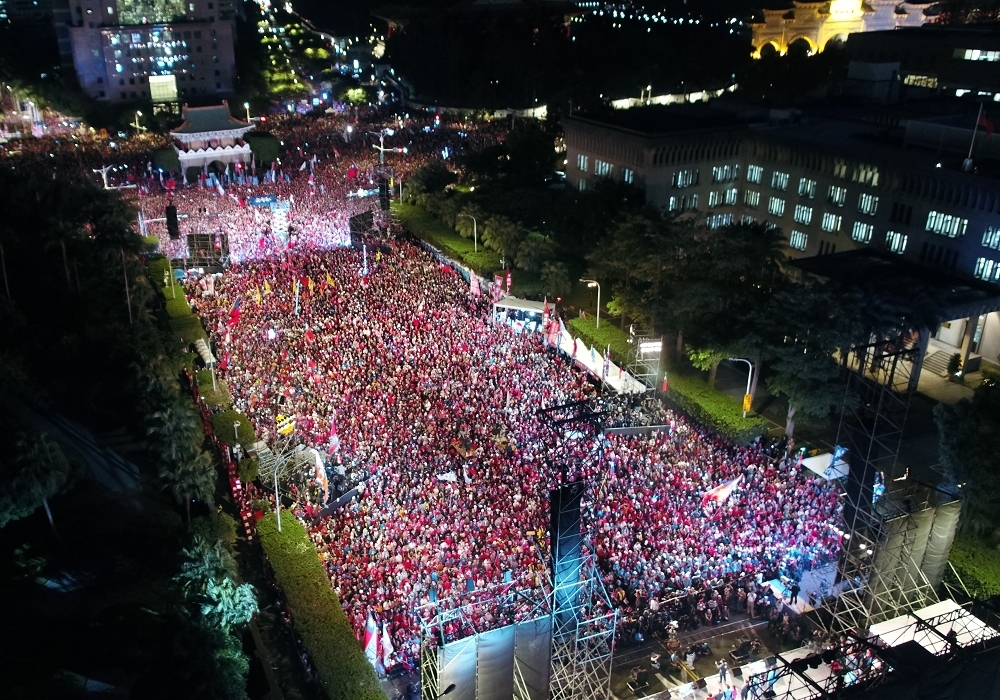 國民黨總統候選人韓國瑜9日晚間在凱道舉行大型造勢晚會，晚上約6點40分，主辦單位已喊出50萬人參與。（韓辦提供）
