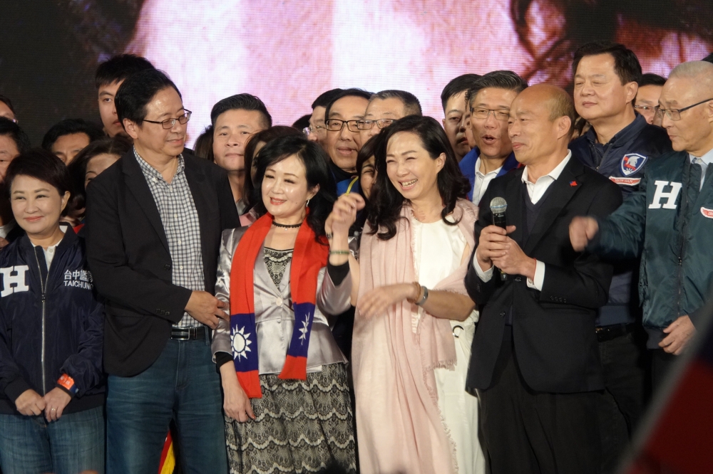 2020選戰倒數2天，韓國瑜9日晚上在凱道舉行大型造勢晚會，國民黨籍縣市長15人全數到場。（王侑聖攝）