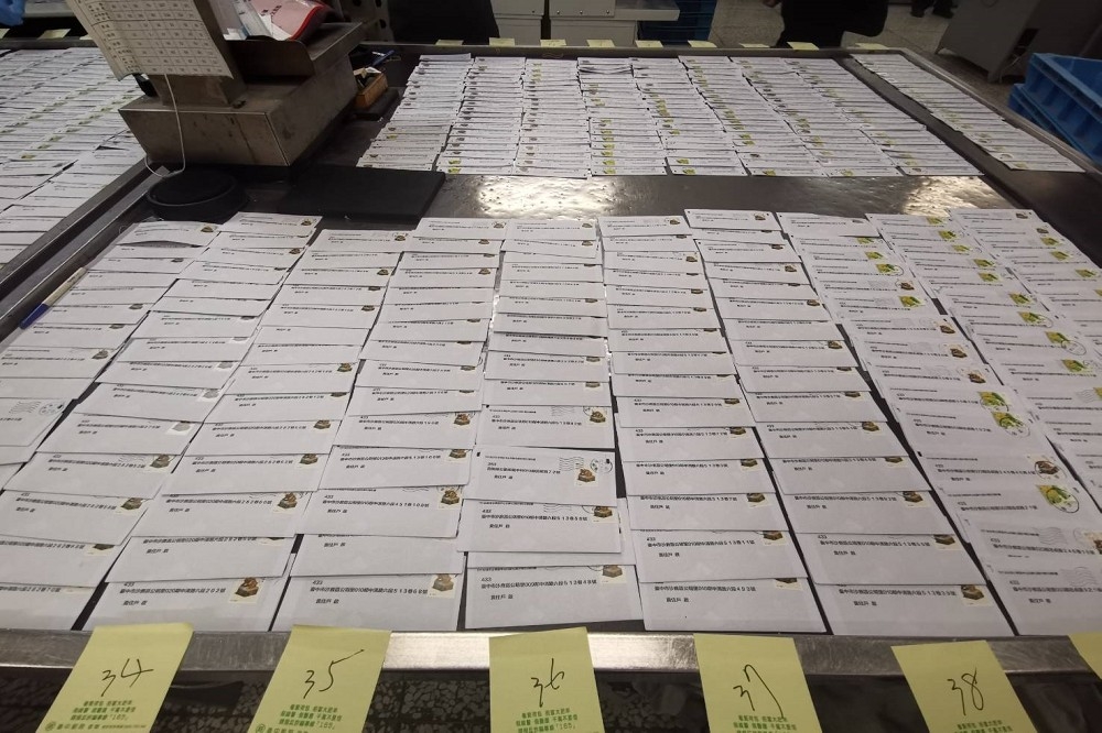 台中港郵局出現大批待投遞的疑似「黑韓」文宣信件，檢方表示，針對選舉誹謗案件毋枉毋縱。（台中地檢署提供）
