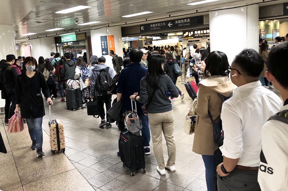 2020大選倒數1天， 10日下午台北車站、台北轉運站等交通樞紐，均湧入不少返鄉人潮。（王良博攝）