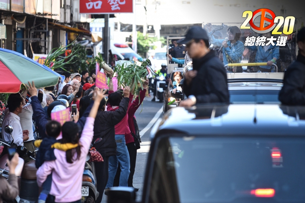 蔡英文本周起連日車隊掃街，帶起各地小英旋風。（蔣銀珊攝）