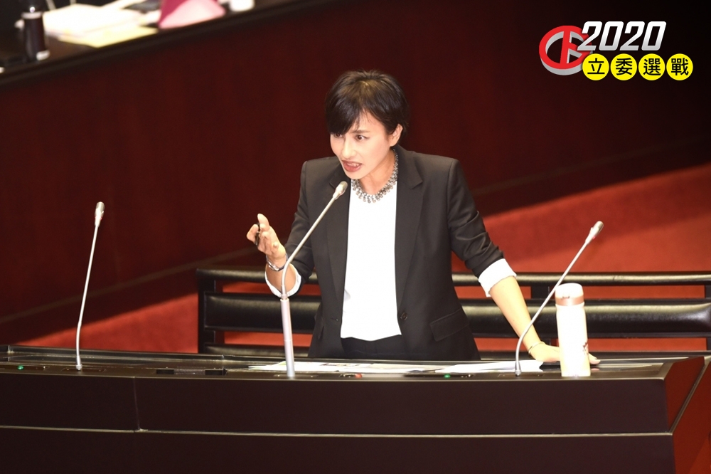 邱議瑩擊敗國民黨王齡嬌，成功連任高雄市第1選區立委。（資料照片／張哲偉攝）
