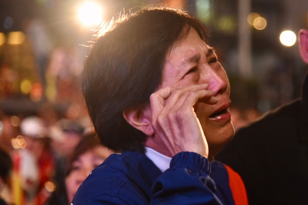 看到韓國瑜開票的情形不好，韓粉在高雄總部不禁哭了。（蔣銀珊攝）
