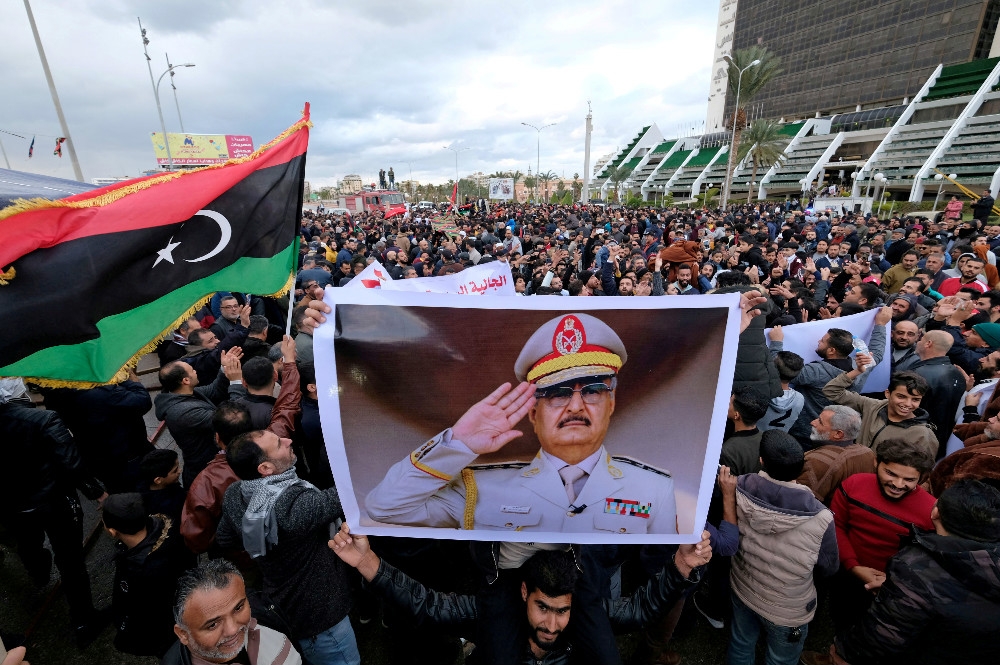 不滿土耳其欲出兵干預、上街表達抗議的利比亞民眾。（湯森路透）
